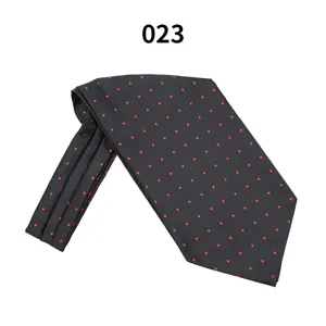 Detailansicht der schwarzen Herren Business Krawatte mit roten Punkten, klassisch.