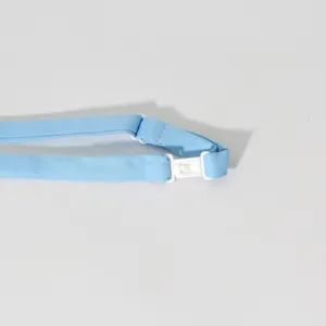 Accessoire de sangle de noeud papillon d'uniforme bleu clair avec boucle en plastique blanc.