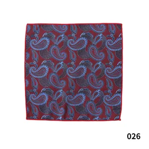 Primer plano del pañuelo de bolsillo paisley rojo y azul con detalle de tela de poliéster.