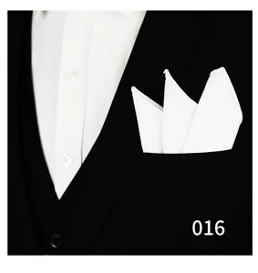 Pañuelo de bolsillo blanco clásico y liso para trajes de hombre y decoración formal.