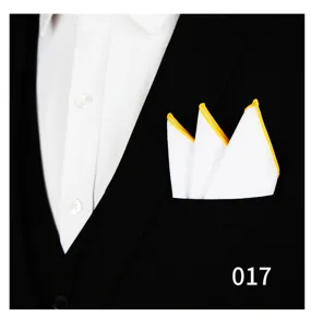 Pañuelo de bolsillo blanco para hombre con borde amarillo accesorio traje elegante.