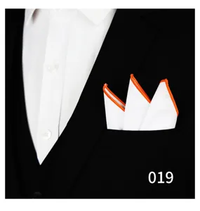 Pañuelo de bolsillo blanco para traje de hombre con borde naranja detalle elegante.