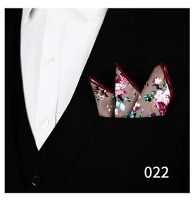 Detalle de pañuelo de bolsillo floral, elegante pocaje de flores para traje de hombre.