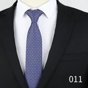Close-up detail of the men's business jacquard tie featuring a classic patterned design.