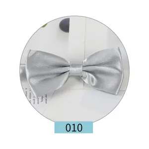 Dettaglio farfallino in raso argento, elegante accessorio abito sposo, cravatta a farfalla.