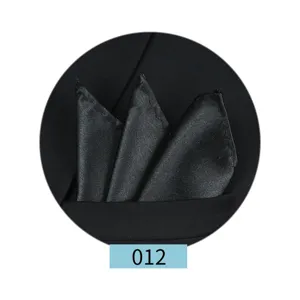 Primer plano detalle panuelo de bolsillo negro, elegante panuelo satinado doblado para traje de hombre