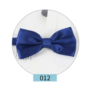 Farfallino in raso blu da uomo, classico accessorio per abito da sposa formale tinta unita.