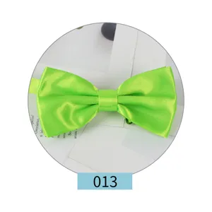 Farfallina in raso verde da uomo, elegante accessorio per abito da sposo tinta unita.