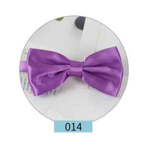 Farfallina viola tinta unita in raso da uomo, accessorio classico per abito da sposa e feste.