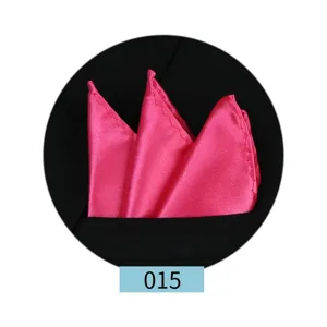 Primer plano detalle de pañuelo de bolsillo rosa brillante doblado en tres puntos hombre.