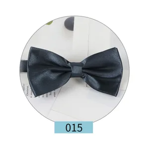 Primo piano e dettaglio di un papillon in raso grigio scuro, elegante accessorio formale.