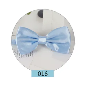 Dettaglio del papillon in raso azzurro, tessuto liscio e lucido per abiti eleganti e casual.