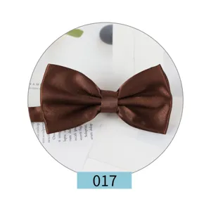 Farfallina in raso marrone da uomo, elegante accessorio per abito da sposo e lavoro.