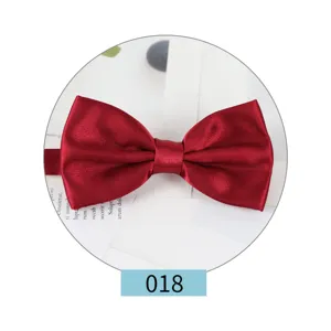 Farfallina da uomo in raso rosso tinta unita, accessorio elegante per matrimonio.