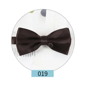 Dettaglio papillon in raso marrone scuro, elegante tinta unita per abiti formali e matrimoni.