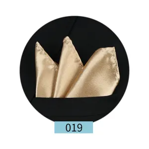 Detalle de pañuelo de bolsillo de satén dorado, pliegue de tres puntas para traje hombre.