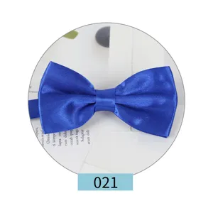 Primo piano del papillon in raso blu reale, accessorio elegante per abito da uomo.