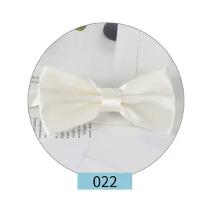 Farfallino bianco in satin da uomo, elegante cravatta a farfalla monocolore per abito da lavoro.
