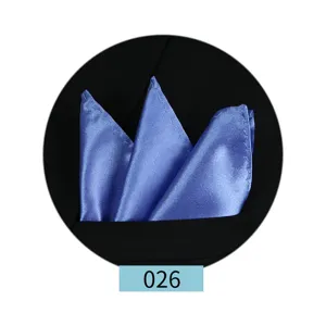 Pañuelo de bolsillo azul de seda para hombre, detalle elegante para traje formal de caballero.