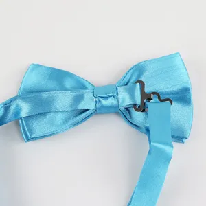 Farfallina da uomo in raso azzurro chiaro con cinturino regolabile e chiusura in metallo