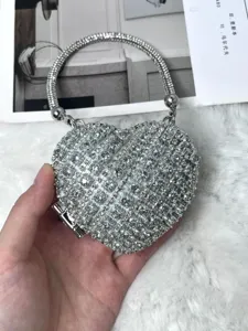 Elegante glänzende Strass Herz Abendtasche mit Kristall Griff für Partys und feierliche Anlässe.