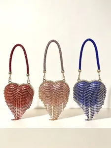 Kristall Herz Fransen Abendtasche Detail mit glitzernden Strasssteinen und Quasten.