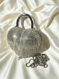 Vue détaillée du sac de soirée en strass en forme de cœur avec poignée métal.