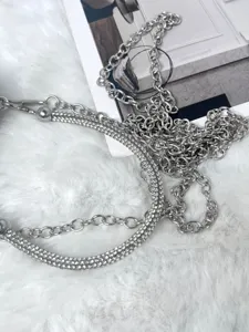 Detailansicht der modischen silbernen Metallkette mit funkelnden Strasssteinen für Handtaschen.