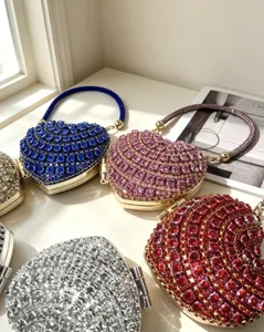 Elegante Herz Strass Abendtasche für Damen glänzende Kristall Handtasche mit Kettengriff.