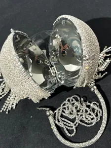 Sac de soirée sphérique en strass étincelant avec chaîne à franges pour les fêtes.