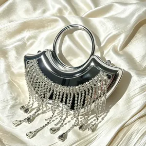 Silberne metallische Mini-Abendtasche mit glitzernden Strassfransen und rundem Griff.