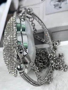 Silberne Strassherz Clutch Abendtasche mit metallischen Kettendetails für Partys.