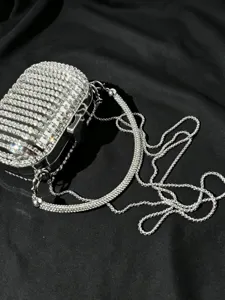 Silberne Strass Acryl Clutch Tasche Detail, glitzernde Kristall Abendtasche mit langer Metallkette.