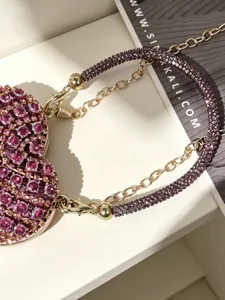 Nahaufnahme einer glitzernden Strass-Herz-Mini-Abendtasche mit edler Metallkette.