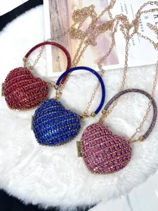 Glänzende Strass-Herz-Abendtasche Detail, edle Metallkette und sicherer Metallverschluss-Stil.