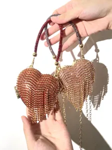 Glänzende Strass Herz Abendtasche mit zarten Quasten und eleganter Metallkette für Damen.