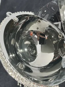 Vue détaillée de l'intérieur du sac de soirée boule strass métallique argenté et ses cristaux.