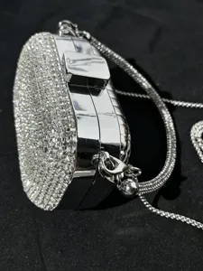 Detailansicht der silbernen Strass-Clutch glitzernde Kristall Abendtasche Nahaufnahme