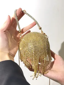 Vue détaillée du sac de soirée boule en strass étincelant avec de magnifiques franges.