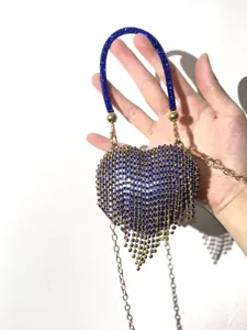 Mini Herz Strass Abendtasche mit blauen Kristallen, Goldkette und eleganter Franse.