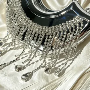 Elegante silberne Abendtasche mit funkelnden Strassfransen und edlen Kristallanhängern.