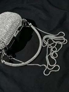 Silber Strass Clutch Tasche Detail Nahaufnahme glitzernde Abendtasche Kette Träger