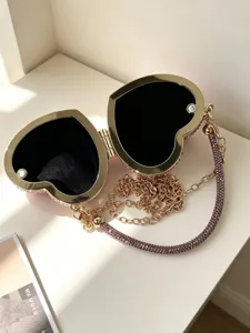 Herzförmige Strass Abendtasche Clutch mit goldener Metallkette und funkelndem Henkel.