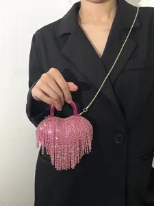 Magnifique sac de soirée en strass cœur rose avec franges scintillantes et chaîne.