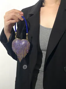 Glitzernde herzförmige Strass-Abendtasche mit blauem Griff und Metallnetz-Quasten-Design.