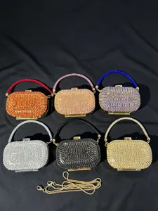 Detailansicht von funkelnden Strass-Abendtaschen mit eleganten Kettengürteln und Kristallen.