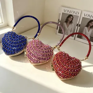 Glitzernde Kristall Herz Abendtasche Detail, Luxus Strass Clutch Handtasche Griff.
