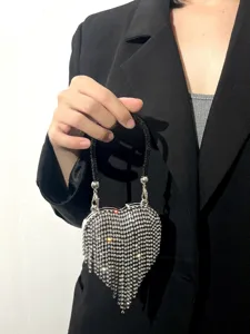 Glänzende Strass Herzform Mini Handtasche Abendtasche mit einem zarten Quasten Design.