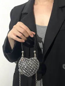 Glitzernde Herz Handtasche mit Strass für Damen, elegante Abendtasche mit Perlen Griff und Kette.