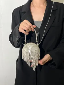Sac de soirée boule en strass élégant avec franges scintillantes pour fêtes et événements.